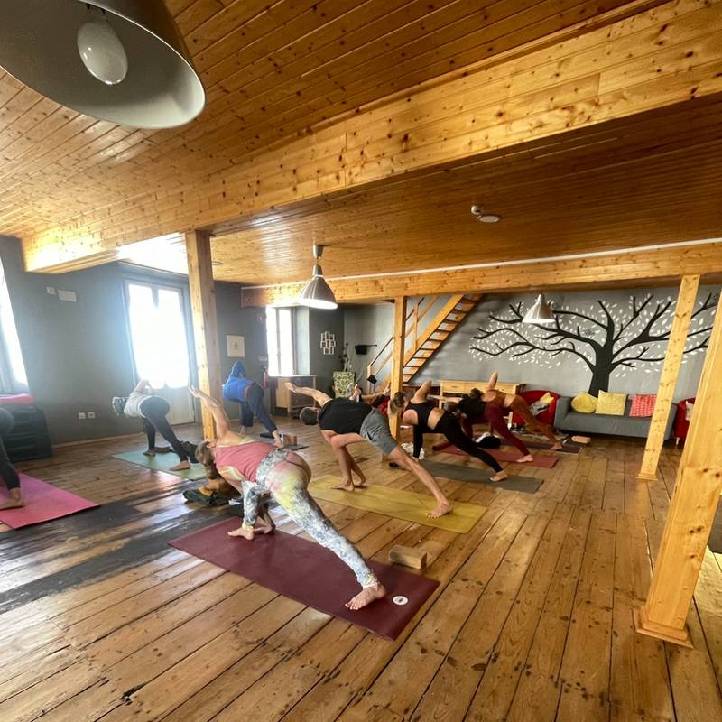 Aula de Ashtanga Yoga com instrutor